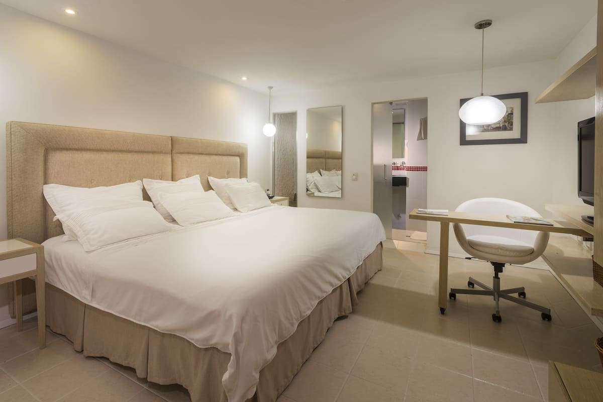 Tweepersoonskamer | Luxe beddengoed, een minibar, een kluis op de kamer