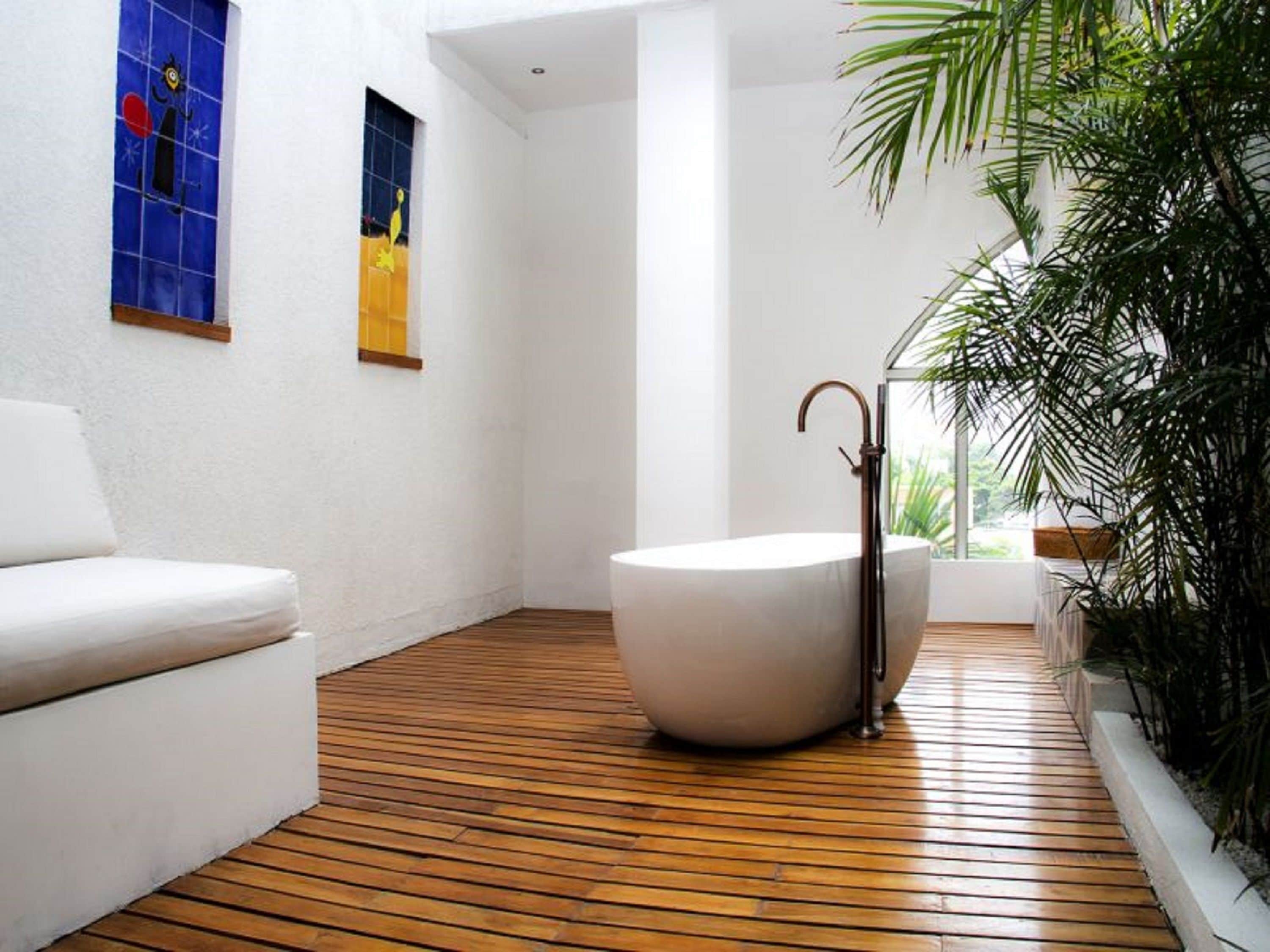 deluxe suite | bathroom | free toiletries, hair dryer, towels