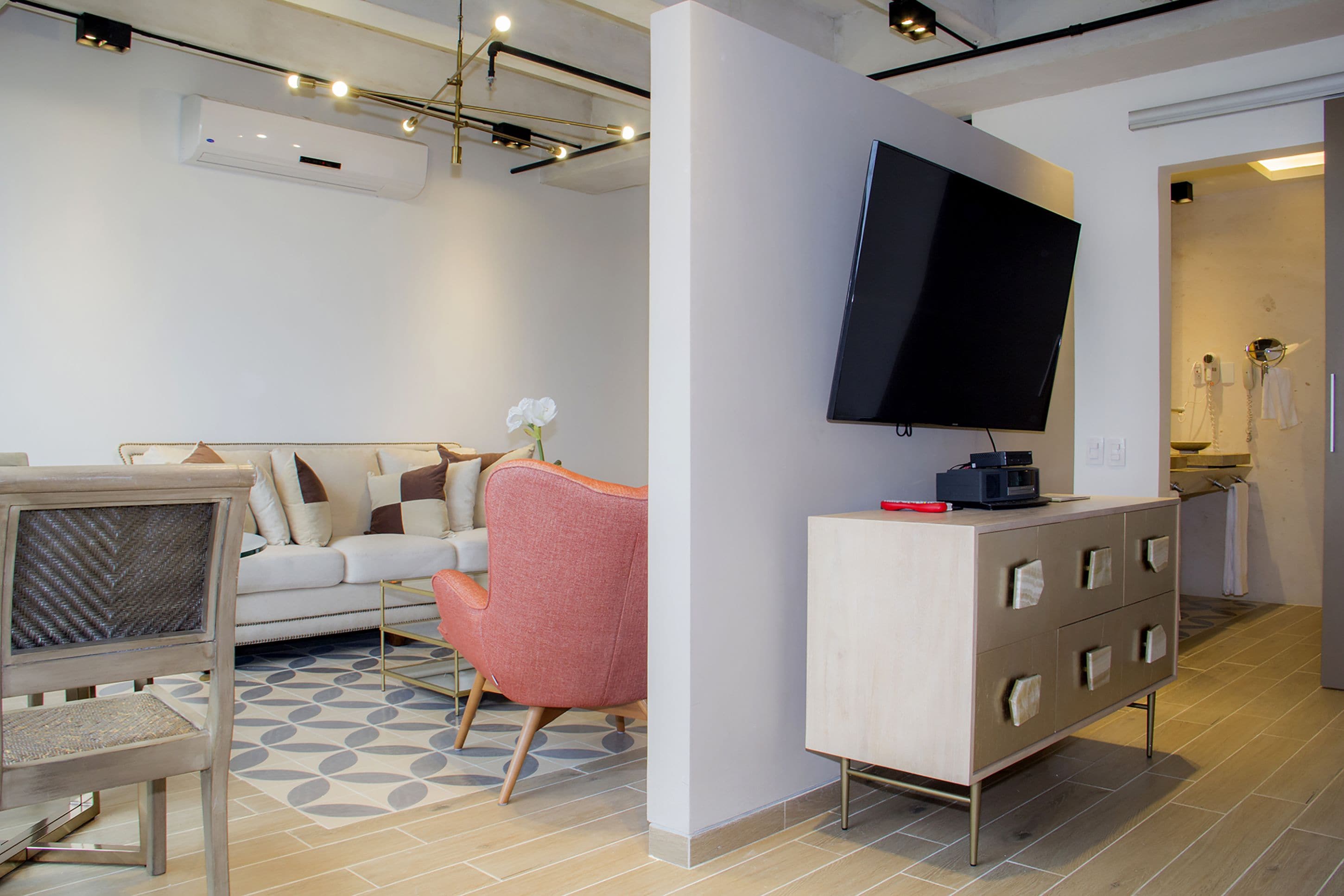 deluxe suite | 1 bedroom, premium bedding, minibar, in-room safe