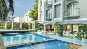 حمّام سباحة خارجي، مظلات على حمّام السباحة، مقاعد للتشمس