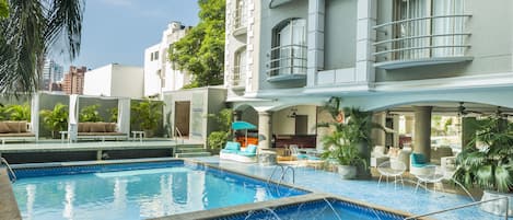 Außenpool, geöffnet von 08:00 Uhr bis 20:00 Uhr, Sonnenschirme