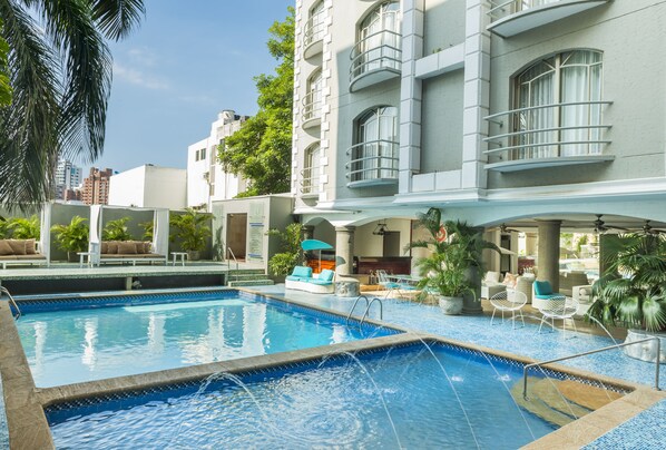 Outdoor pool, open 8:00 AM to 8:00 PM, pool umbrellas, pool loungers - Country International Hotel (Barranquilla)