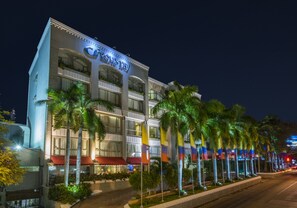 Front of property – evening/night - Country International Hotel (Barranquilla)