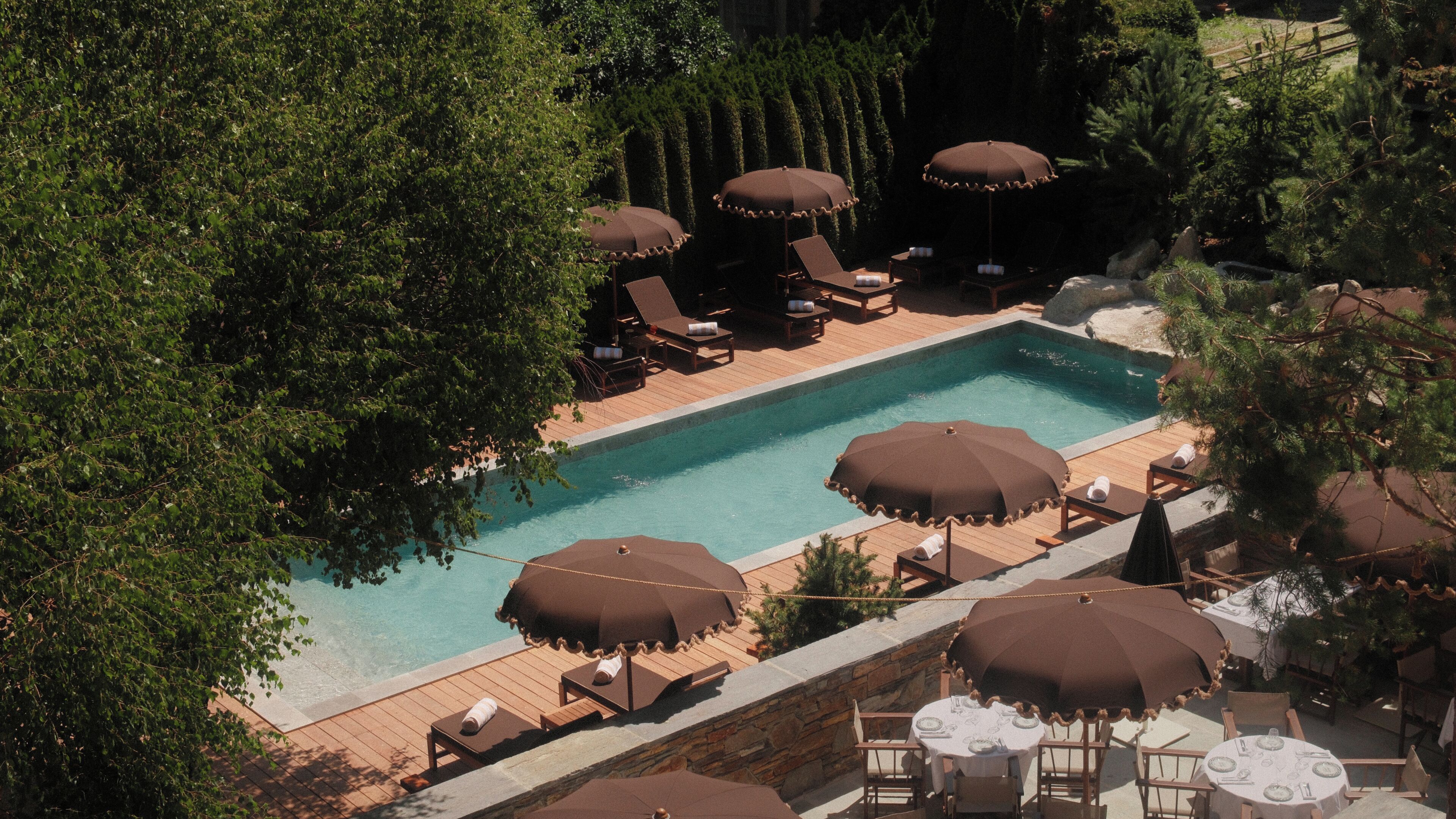 Una piscina cubierta, una piscina al aire libre de temporada