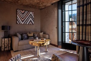 Suite Deluxe | Aire de séjour | Téléviseur à écran plat