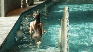 屋内プール、季節限定屋外プール