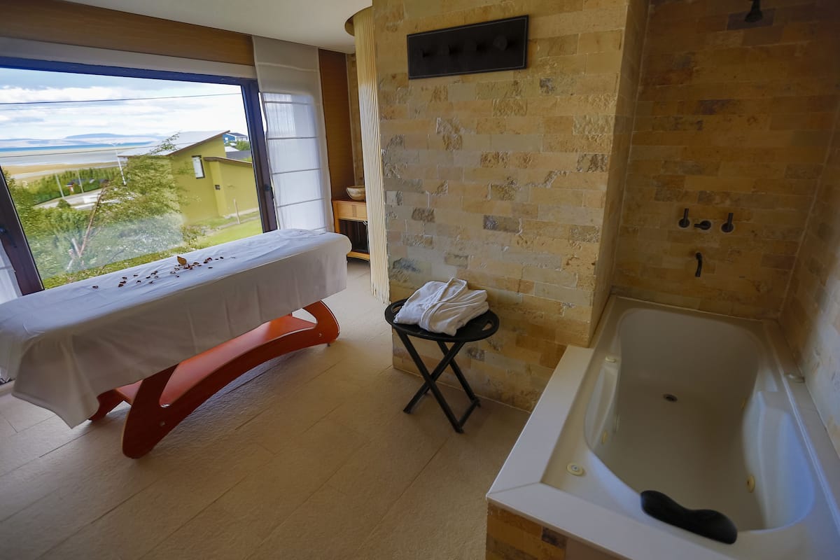 sauna, steam room, body treatments, hydrotherapy, hot stone massages