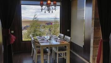 Petit déjeuner et dßner servis sur place, vue sur la mer