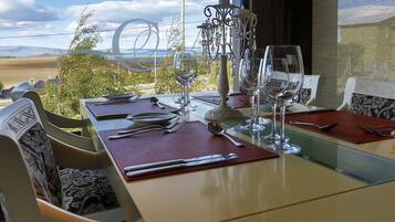 Breakfast and dinner served, sea views