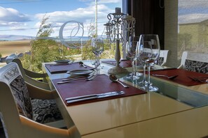 Frukost och middag serveras, med utsikt mot havet 