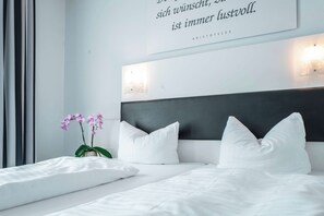 Kamar Standar, 1 Tempat Tidur Double, balkon | Dilengkapi dengan perabotan berbeda-beda dan setrika/meja setrika