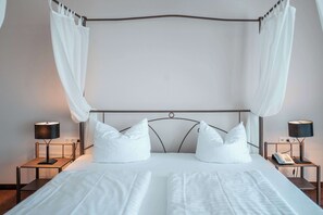 Junior suite, 1 tweepersoonsbed, balkon (Larger Room) | Individueel gemeubileerd, een strijkplank/strijkijzer, gratis wifi