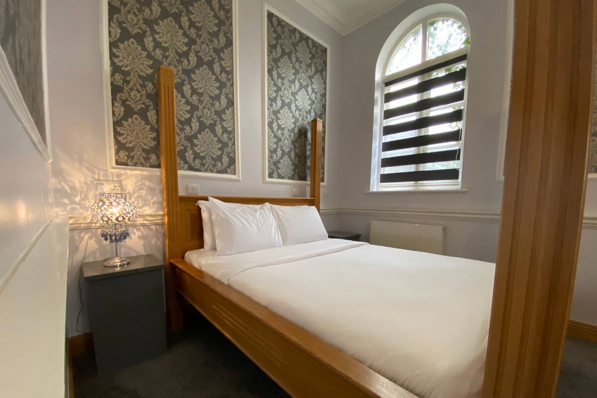 Deluxe Suite | Individually decorated, individually furnished, desk, iron/ironing board
