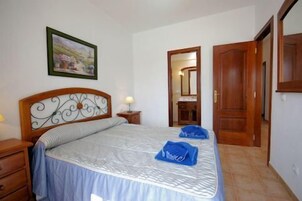 Caja fuerte, escritorio, tabla de planchar con plancha