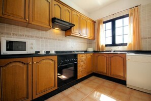 Coffres-forts dans les chambres, bureau, fer et planche à repasser