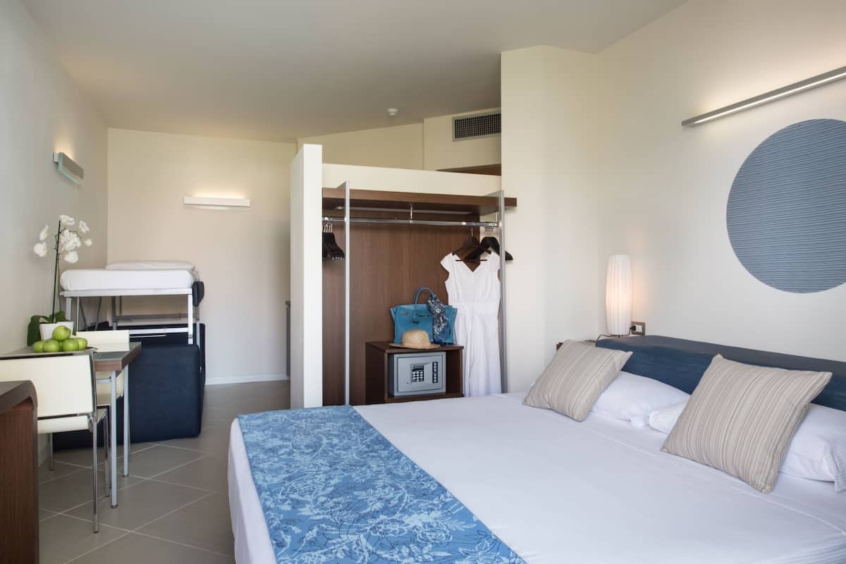 Premium bedding, minibar, in-room safe, desk