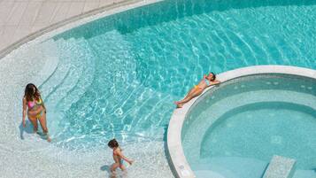 Außenpool, Sonnenschirme, Liegestühle