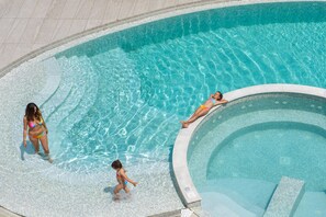 야외 수영장, 수영장 파라솔, 일광욕 의자