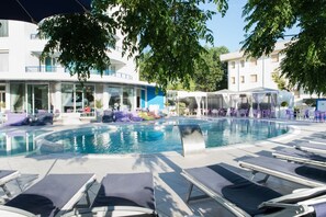 Piscine extérieure, parasols de plage, chaises longues