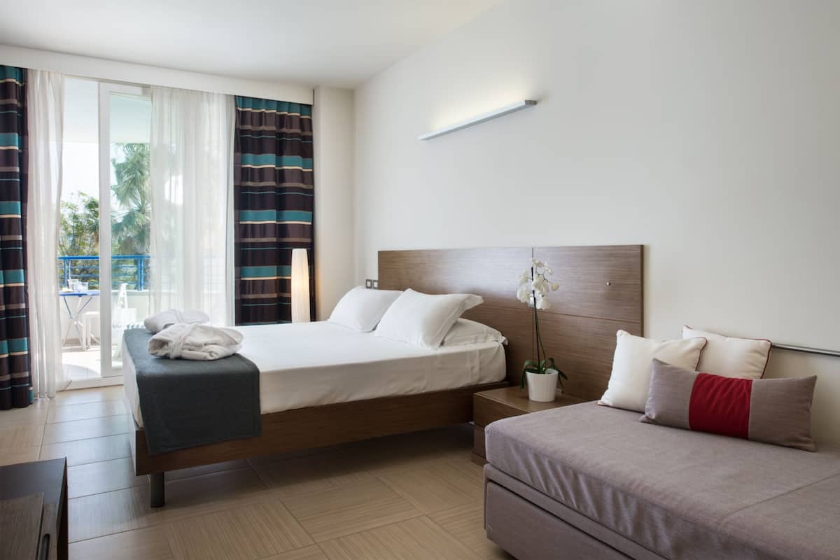 Premium bedding, minibar, in-room safe, desk