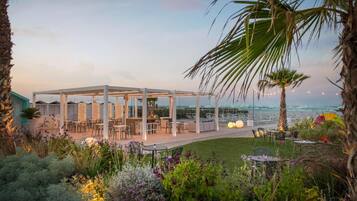 Breakfast, lunch, dinner served; Italian cuisine, beach views