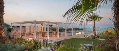 Petit déjeuner, déjeuner et dîner servis sur place, vue sur la plage