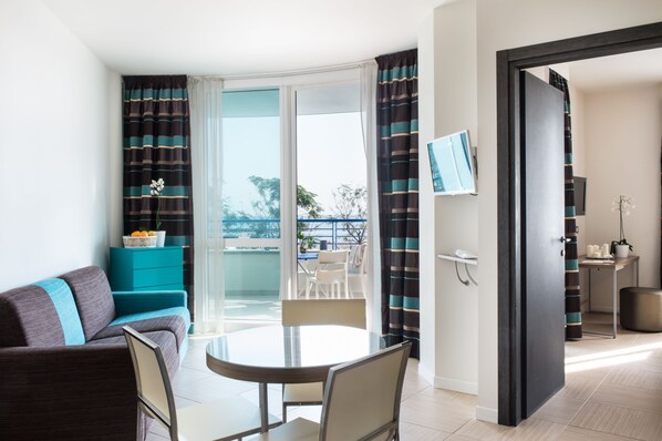 Suite (Wellness Access and Beach Amenities) | Biancheria da letto di alta qualità, minibar, una cassaforte in camera