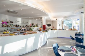 Petit déjeuner, déjeuner et dîner servis sur place