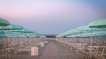 Plage privée, cabines gratuites, chaises longues, parasols