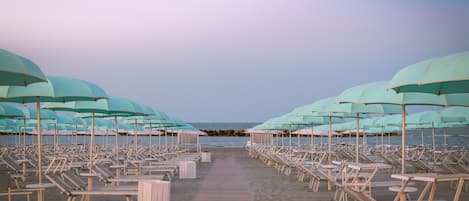 Platja privada, cabanes de platja gratuïtes i gandules de platja