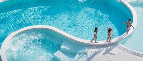 Piscina externa, guarda-sóis, espreguiçadeiras