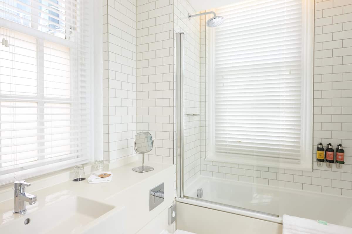 Baño | Amenidades de baño gratuitas, secadora de cabello, toallas, jabón