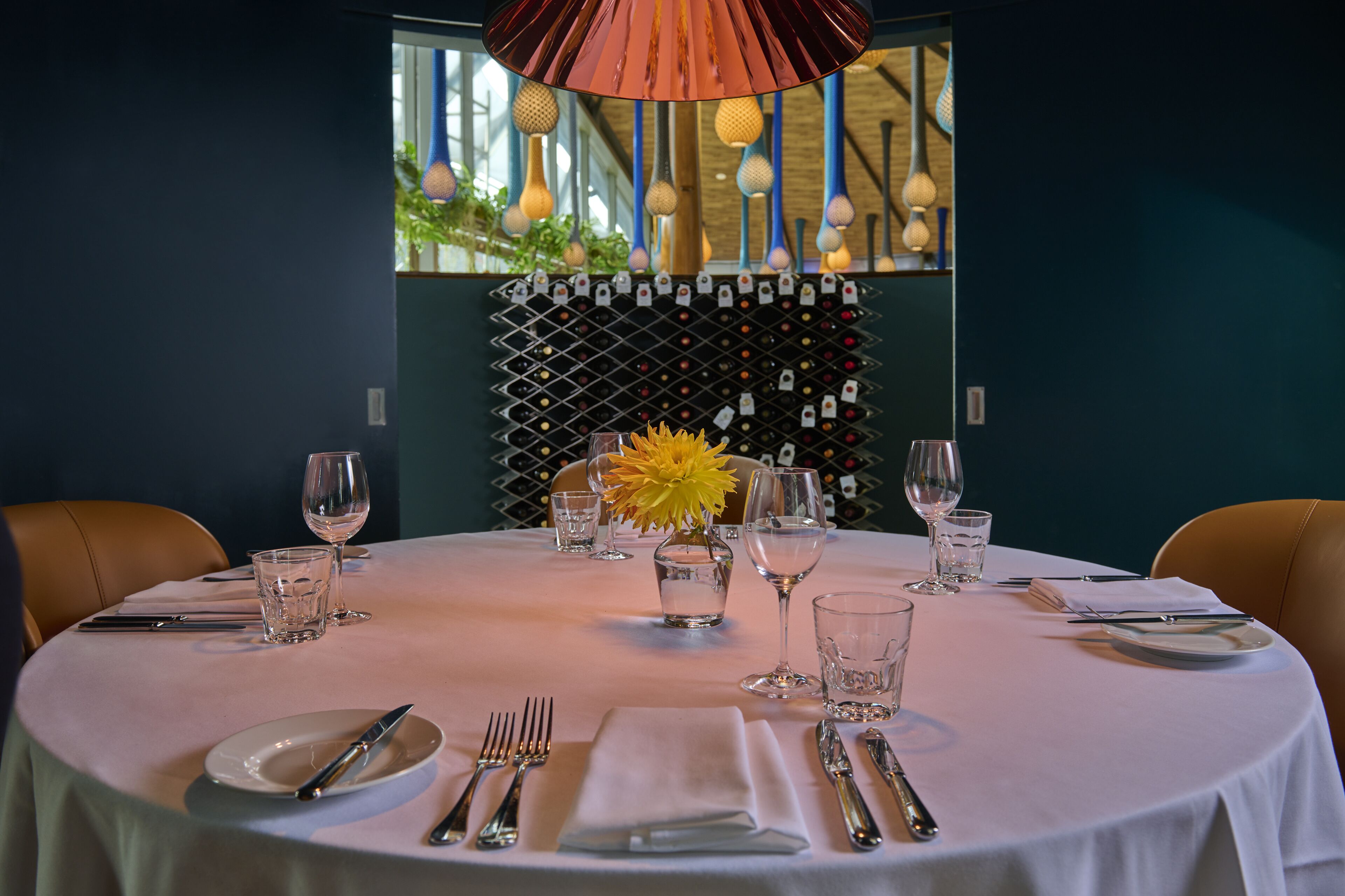 Phục vụ bữa sáng, bữa trưa và bữa tối 