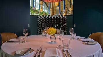 Phục vụ bữa sáng, bữa trưa và bữa tối