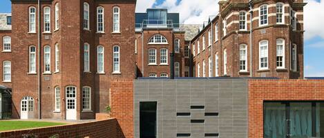 Una piscina techada, una piscina al aire libre