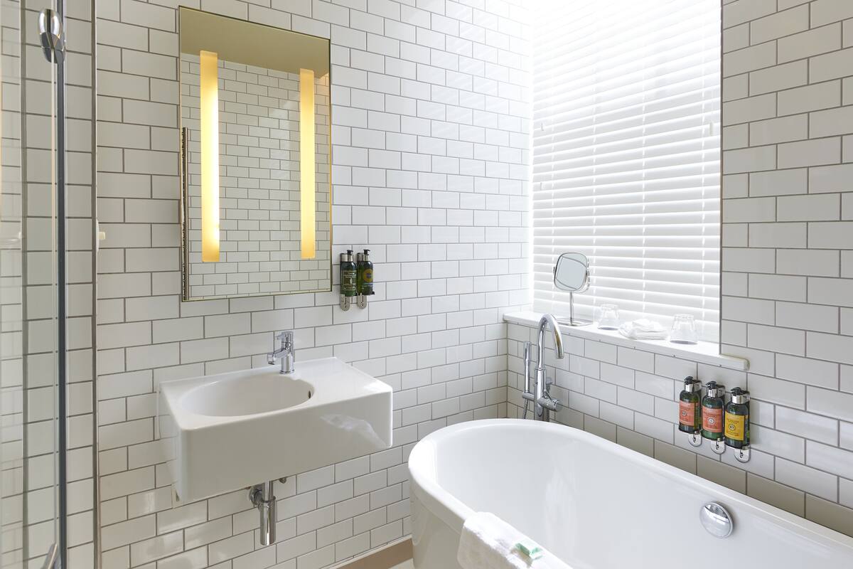 deluxe room | bathroom | free toiletries, hair dryer, towels, soap