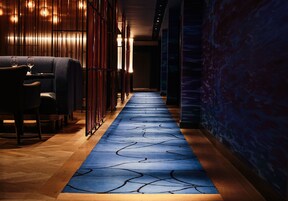 供应早餐、午餐和晚餐，英国菜，海滩景观