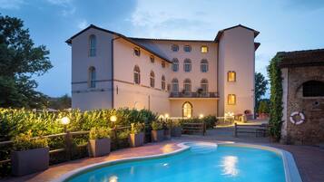 Vista frontal de la propiedad