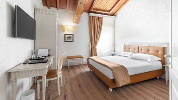 Habitación doble ejecutiva, 1 habitación, vista al río | 2 habitaciones, edredón, minibar y caja de seguridad en la habitación