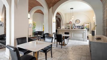 Phục vụ bữa sáng và bữa tối