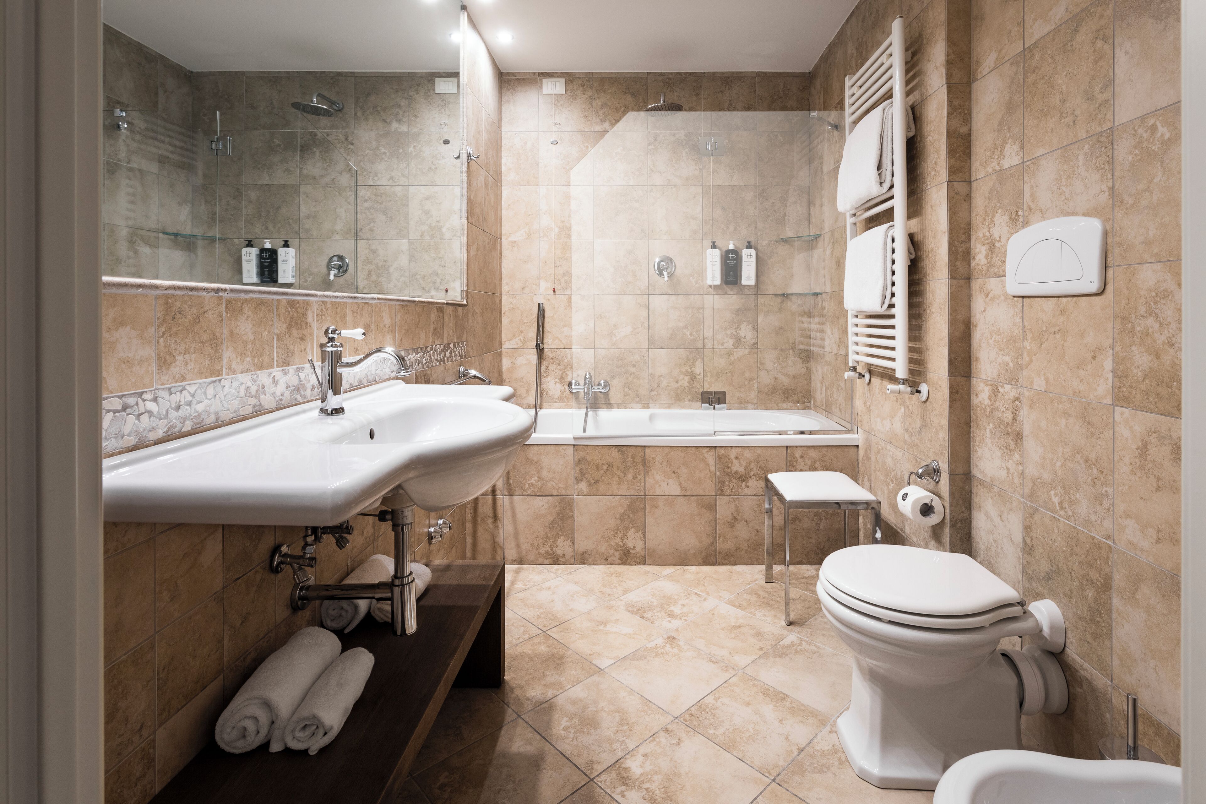 Une salle de bain moderne avec un lavabo, un miroir et des toilettes.