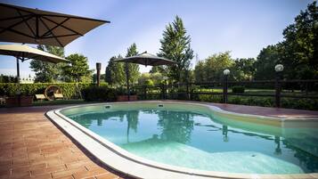 Piscina all'aperto, ombrelloni da piscina, lettini