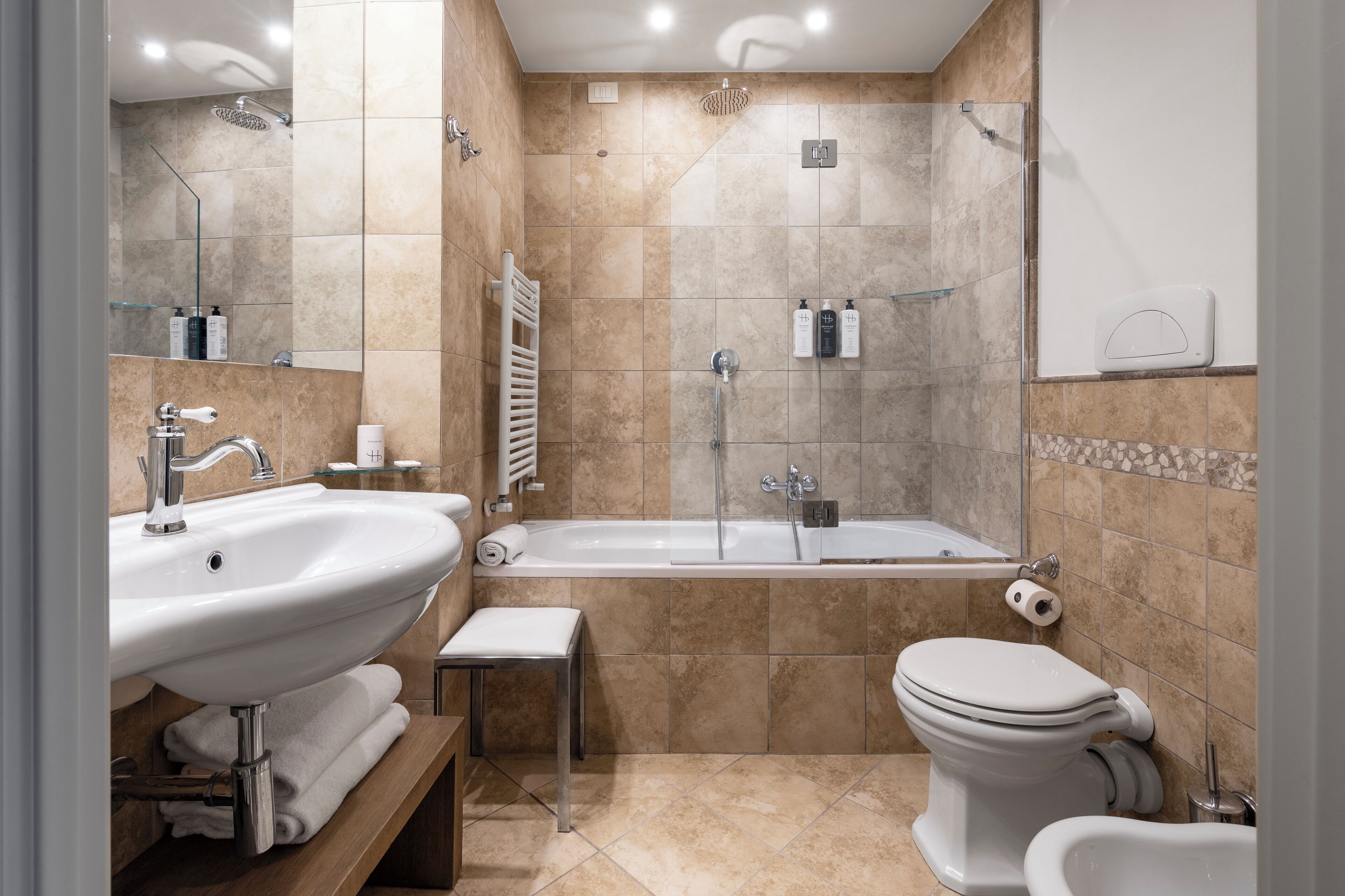 comfort double room | bathroom | free toiletries, hair dryer, bidet, towels