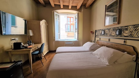 Ropa de cama de alta calidad, cubrecamas y minibar . Hotel Piazza Vecchia