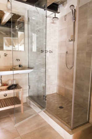 Deluxe Double Room | Bathroom | Shower, rainfall showerhead, designer toiletries, hair dryer - Hotel Piazza Vecchia (Bergamo)