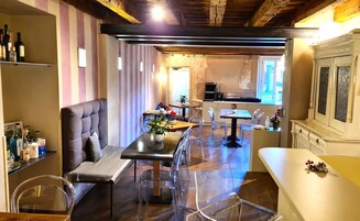 Daily continental breakfast (EUR 15 per person)