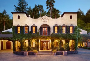 住宿正面 (夜晚)