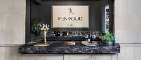 En bar med et skilt, der viser "KENWOOD INN & SPA".