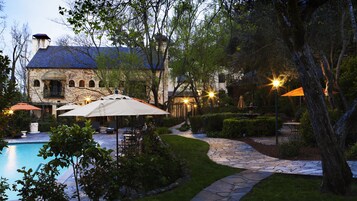 室外游泳池，07:00 至 22:30 开放，收费帐篷屋，池畔遮阳伞