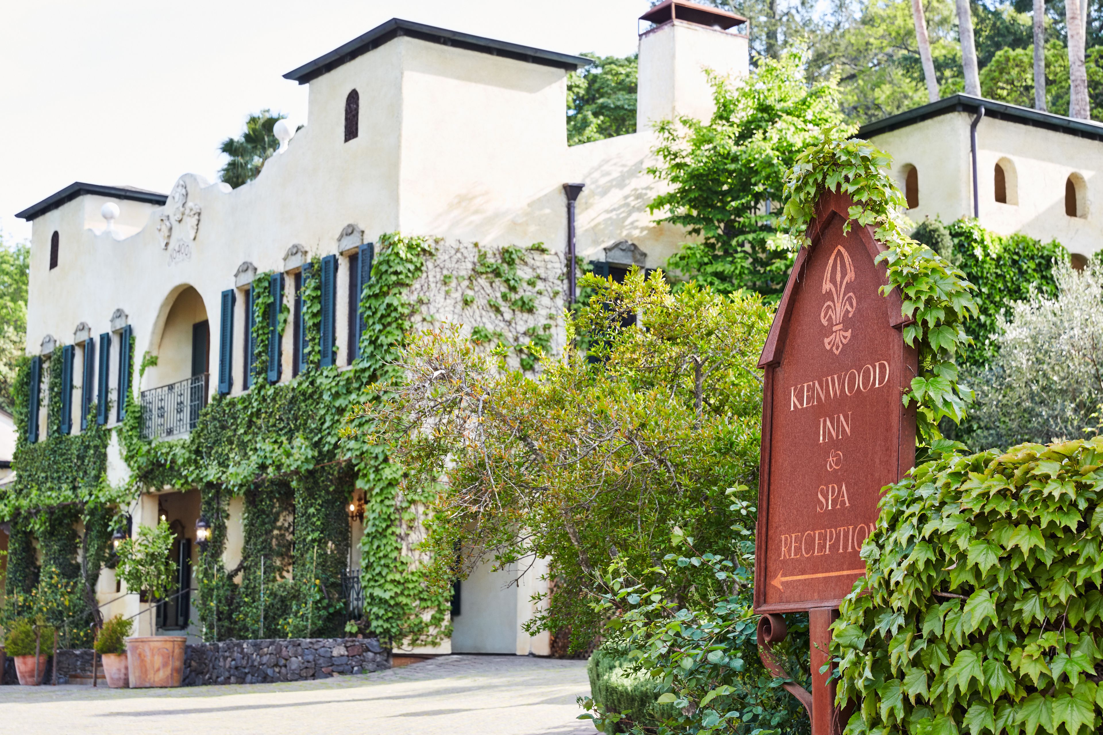 Un edificio con un cartel que indica Recepción del Kenwood Inn & Spa.